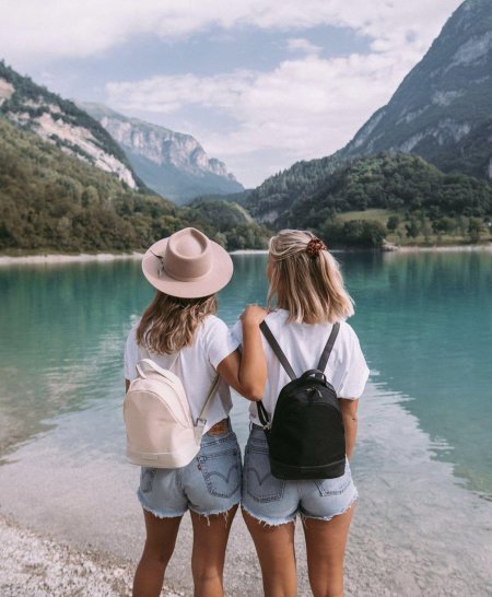 Подруги в горах