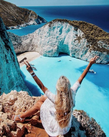 Девушка на море