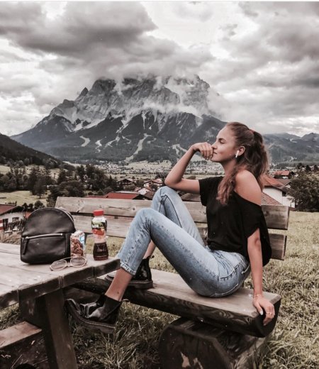 Девушка путешествует