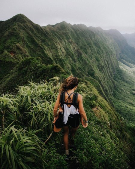 Девушка путешествует