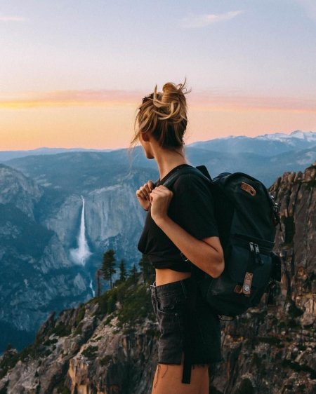 Девушка в горах