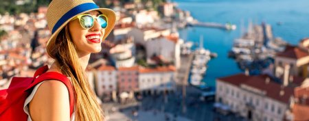 Девушка путешествует