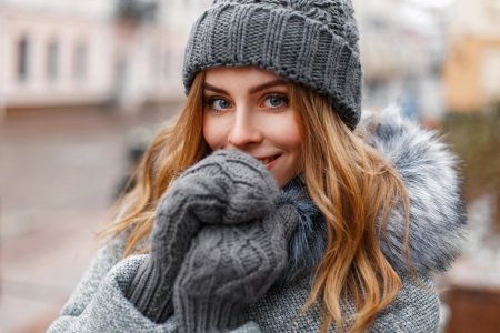 Девушка в варежках