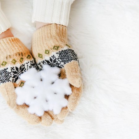 Варежки со снежинками