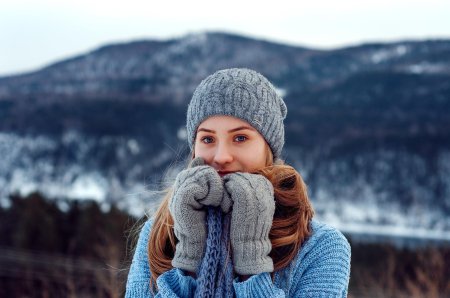 Девушка в шапке