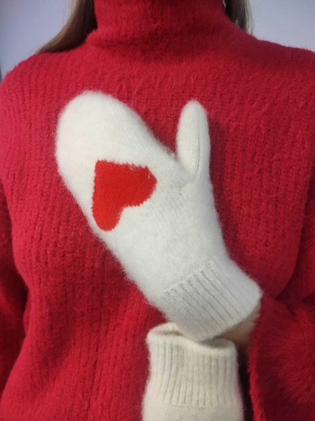 Варежки белые с сердечками