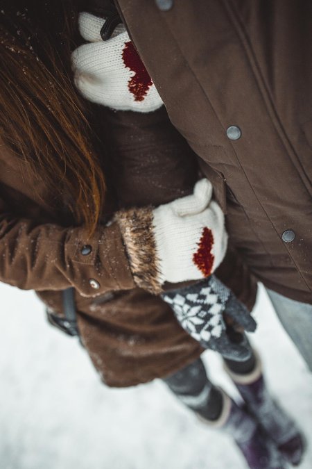 Девушка зимой без лица