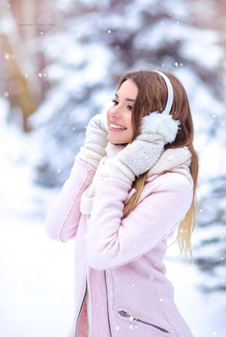 Зимняя фотосессия в меховых наушника