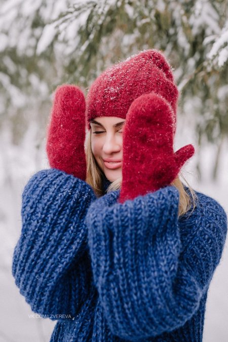Девушка в рукавичках
