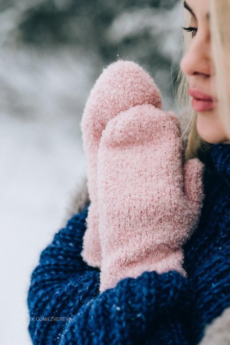 Девушки в варежках