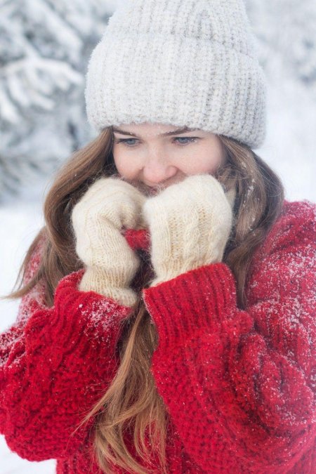 Девочка в зимнем лесу