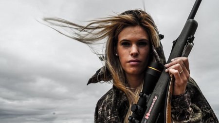 Девушка охотница