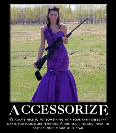 Девушка в платье с оружием