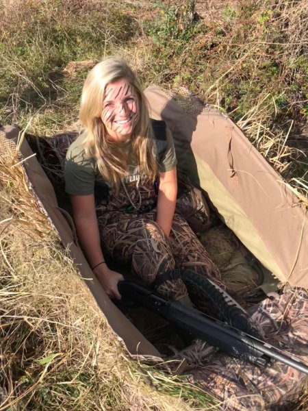 Девушка на охоте