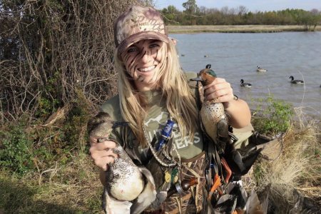 Девушка на охоте