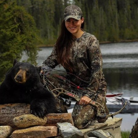 Девушка на охоте