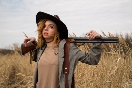 Девушка с ружьем