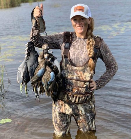 Девушка на охоте