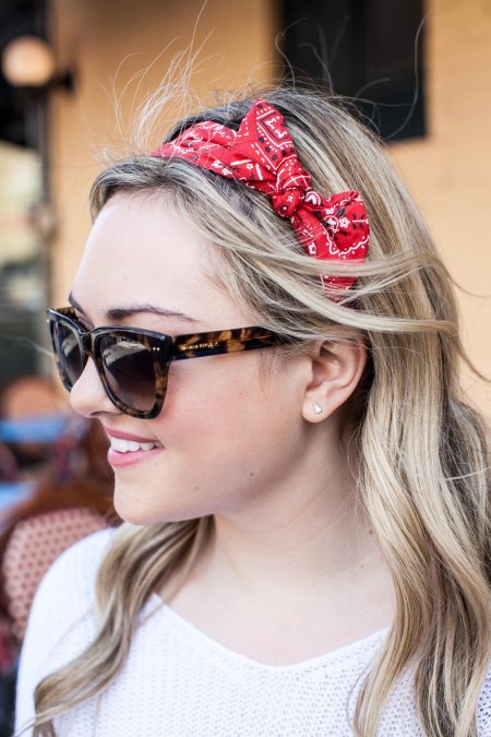 Завязать бандану на голове девушке