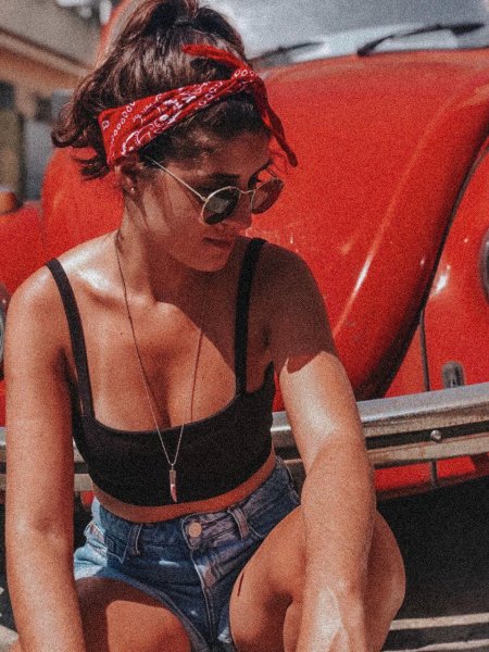 Девушка в бандане