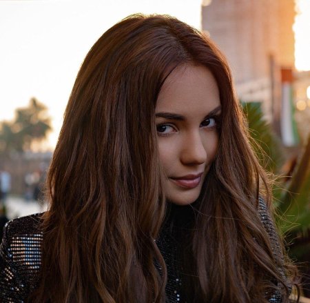 Красивая девушка с каштановыми волосами