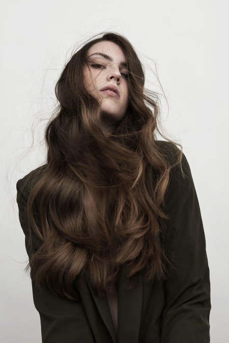 Длинные каштановые волосы