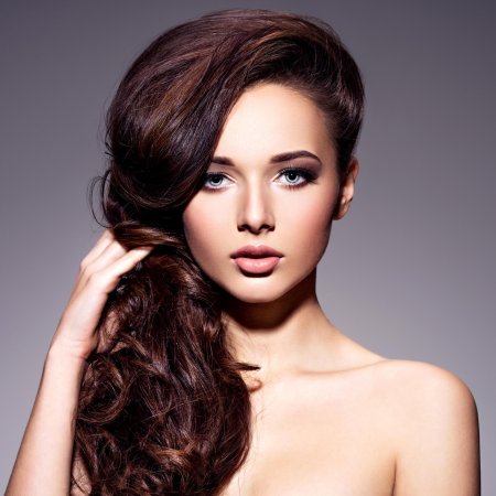 Девушка с красивыми волосами