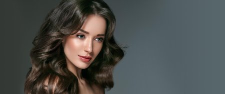 Женщина с длинными волосами