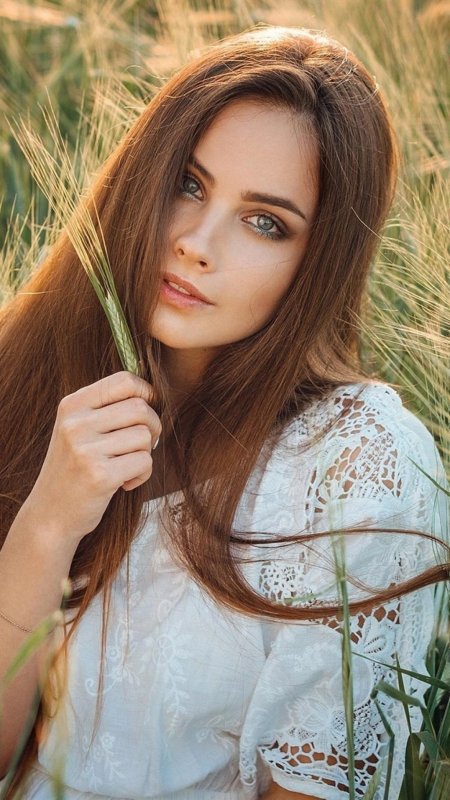 Красивая русая девушка