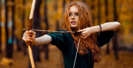 Девушка с луком