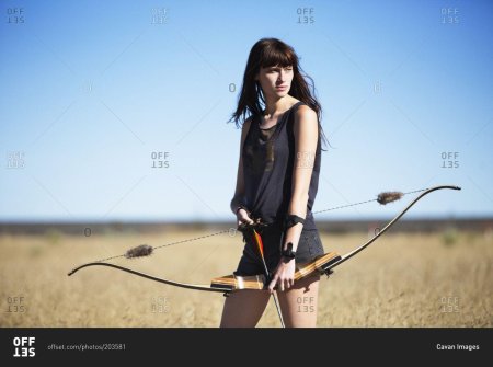 Девушка с луком