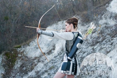 Девушка с луком и стрелами