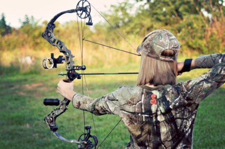 Девушка с блочным луком