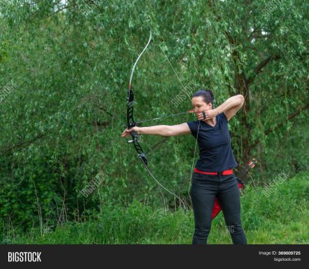 Девушка с луком