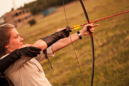 Стреляет из лука