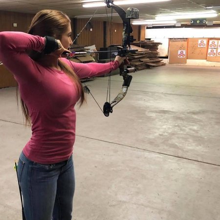 Девушка с луком