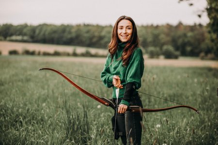 Девушка с луком