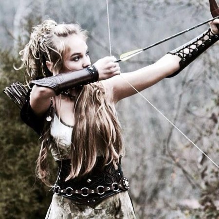 Девушка с луком и стрелами