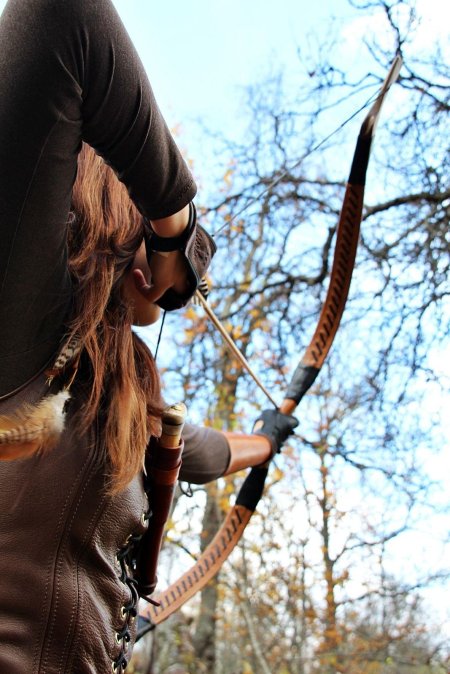 Девушка с луком и стрелами