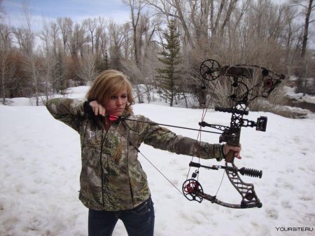 Девушка с блочным луком