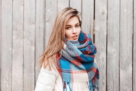 Красивая молодая женщина