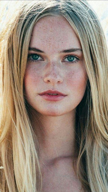 Блондинка с веснушками