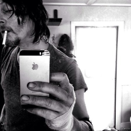 Норман ридус с сигаретой