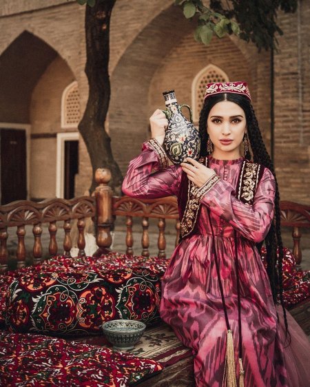 Узбекская девушка в национальном костюме