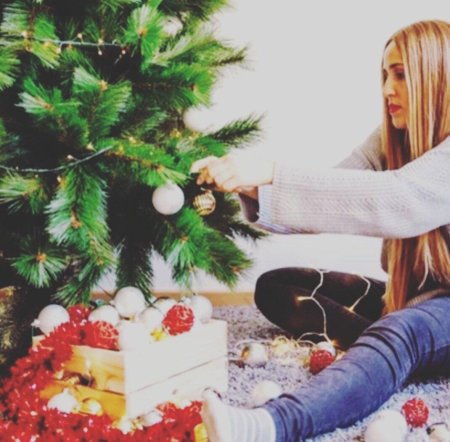 Девушка украшает елку