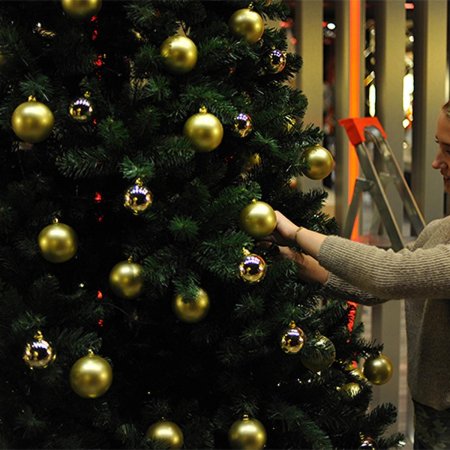 Украсить елку