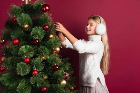Девушка украшает елку