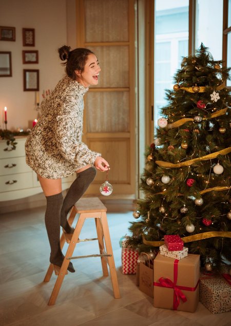 Девушка у елки