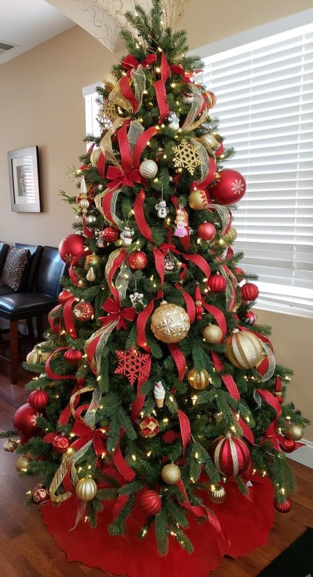 Новогодняя елка в красно золотом цвете