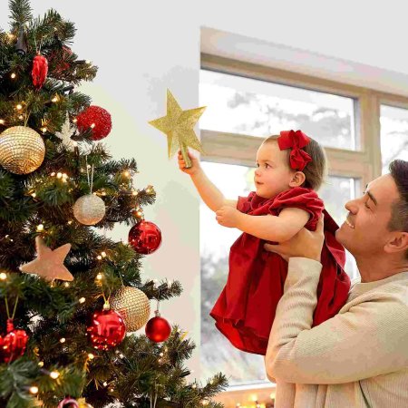 Семья наряжает елку